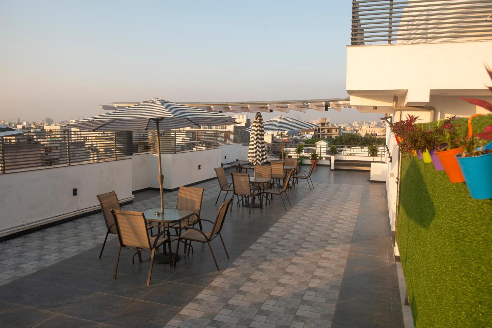 Posh Garden Inn Artemis Hospital Road Gurgaon Eksteriør bilde