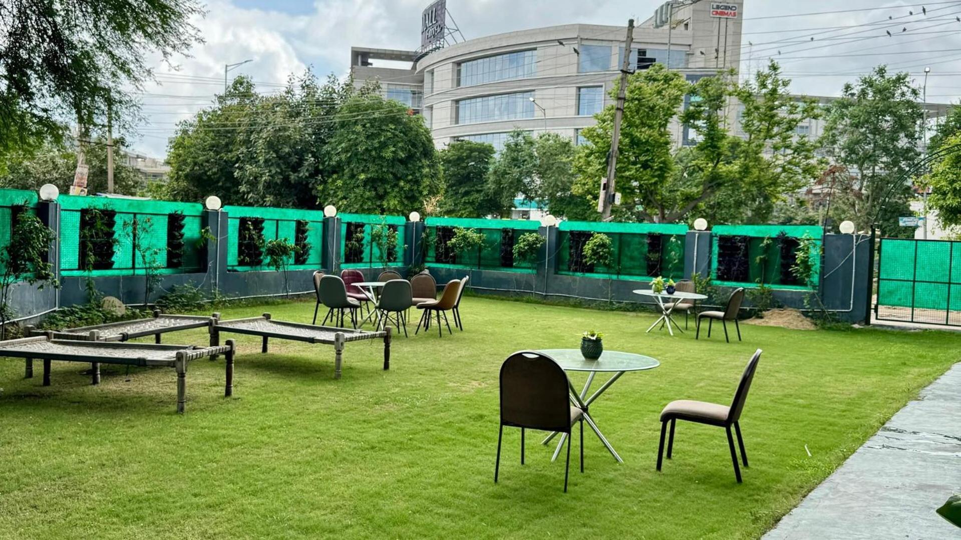 Posh Garden Inn Artemis Hospital Road Gurgaon Eksteriør bilde